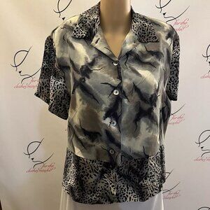 Ilyse Hart Ltd. Size Medium. Animal Print Gray/Black. Short Sleeve Shirt. B45